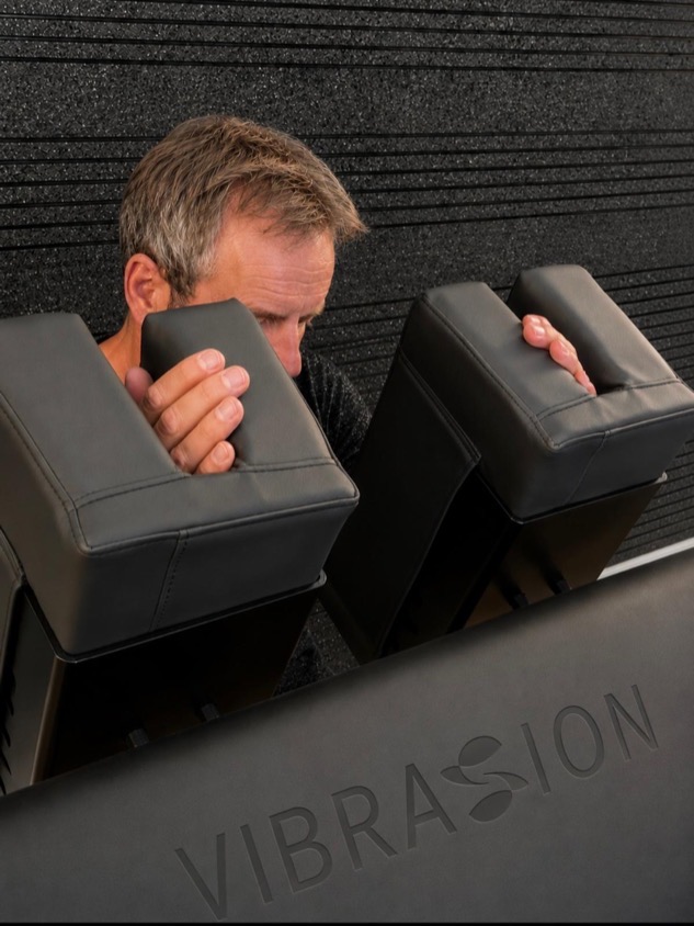 Personne penchée en avant contre le dispositif VibraSion
